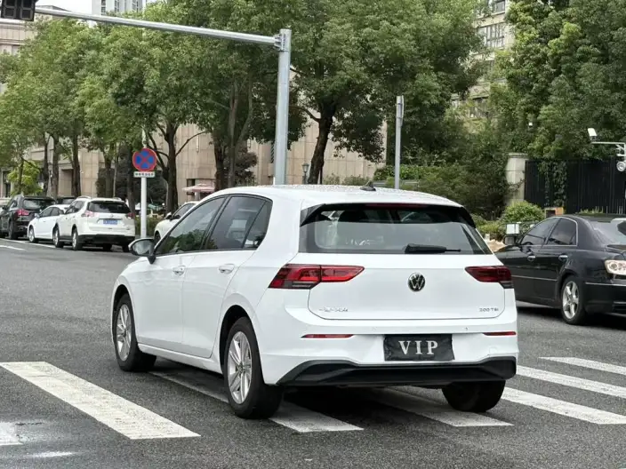 Volkswagen Golf 2023 Model 200TSI DSG – фото 5
