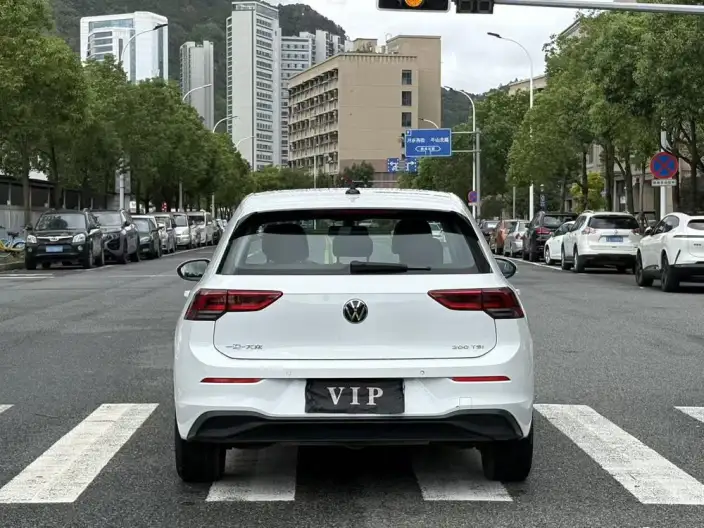 Volkswagen Golf 2023 Model 200TSI DSG – фото 6