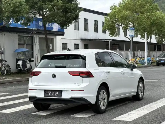 Volkswagen Golf 2023 Model 200TSI DSG – фото 7