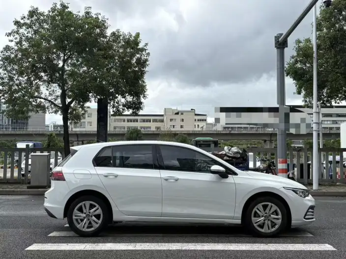 Volkswagen Golf 2023 Model 200TSI DSG – фото 8