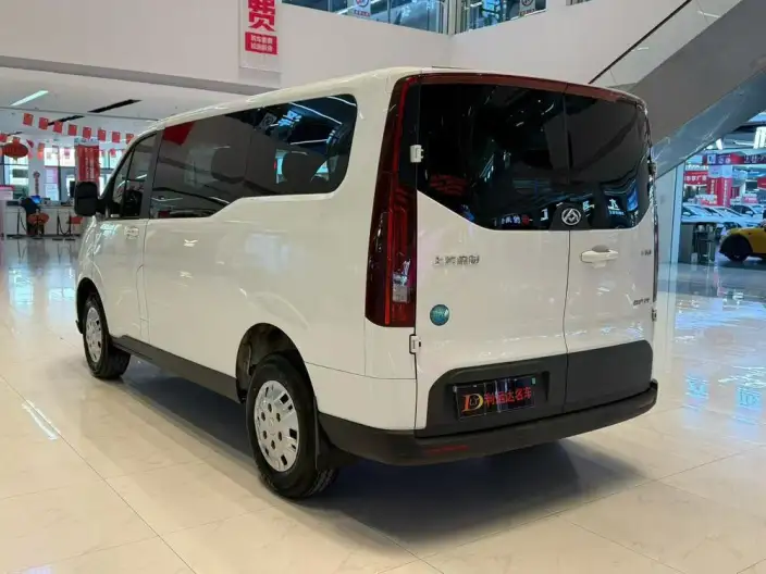 Maxus V70 2023 Model 2.0T Diesel Manual Elite Edition Short axis Low top 5/6 seat 125Ps