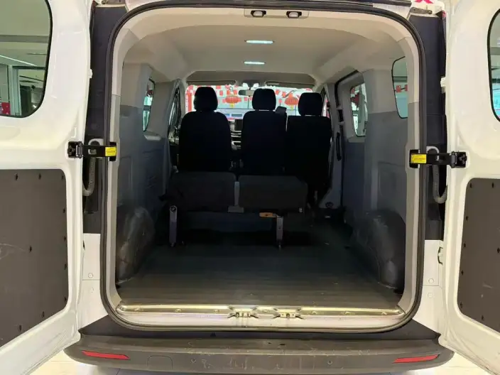Maxus V70 2023 Model 2.0T Diesel Manual Elite Edition Short axis Low top 5/6 seat 125Ps – фото 9