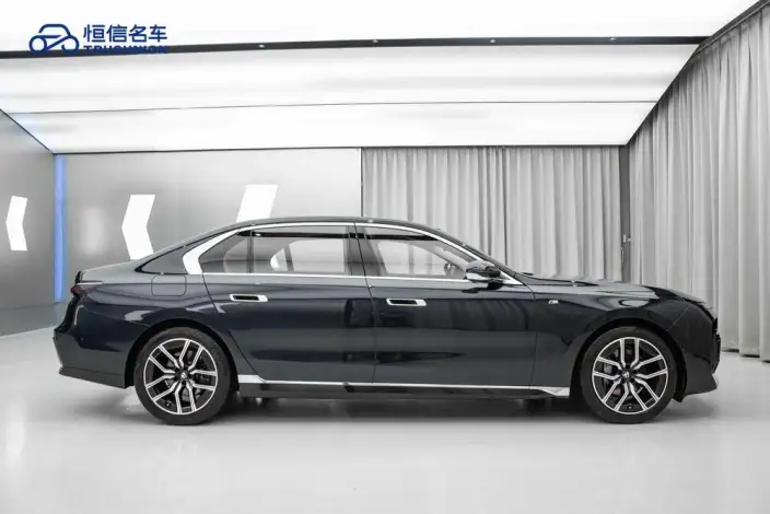 BMW 7 Series 2023 Model 735Li Luxury Set – фото 6