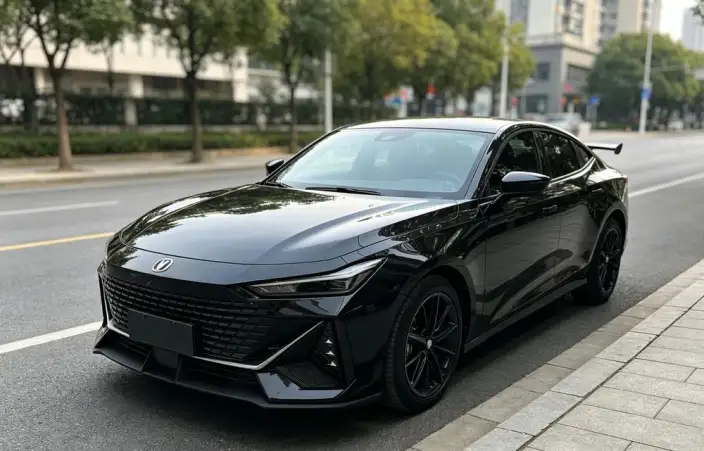 Changan UNI-V 2023 Model 1.5T Exclusive Model – фото 1