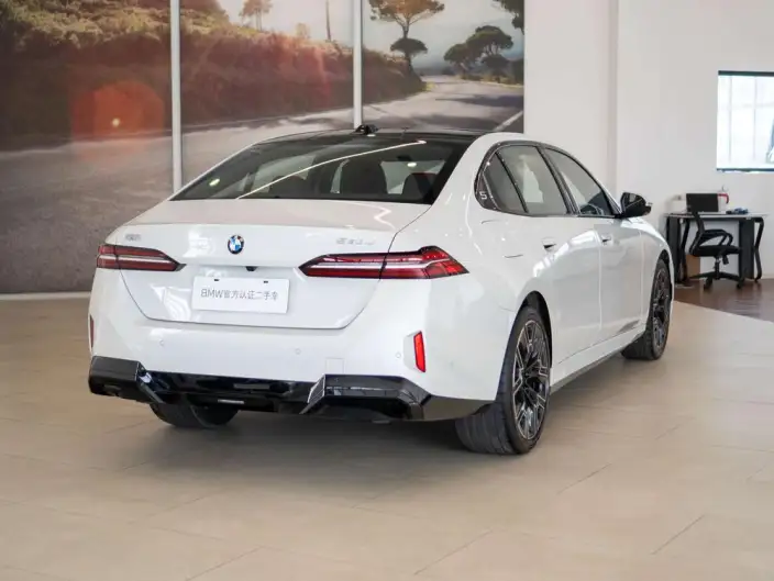 BMW 5 Series 2026 Model 530Li Exclusive Model M Sports Set – фото 6