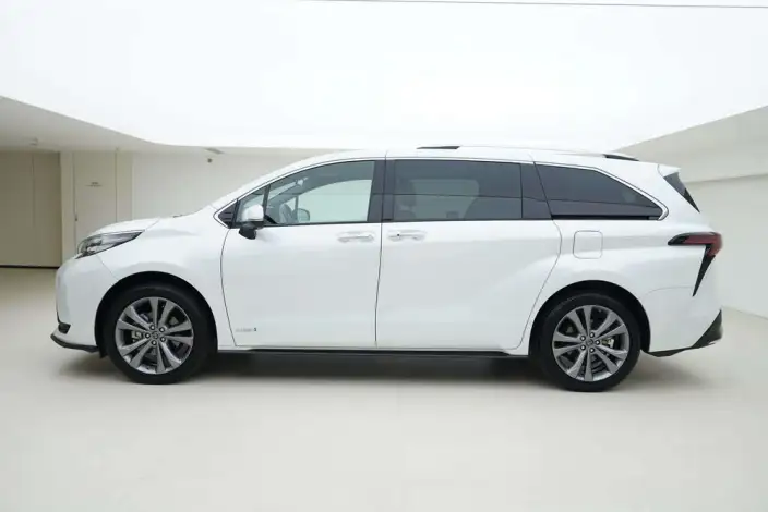 Toyota Sienna 2021 Model 2.5L Hybrid Deluxe Edition – фото 3