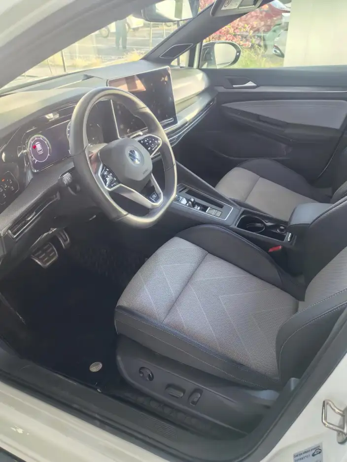 Volkswagen Golf 2025 Model 300TSI R-Line – фото 8