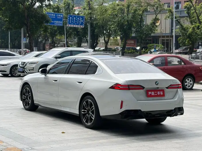 BMW 5 Series 2025 Model 530Li Leading Model M Sports Set – фото 4