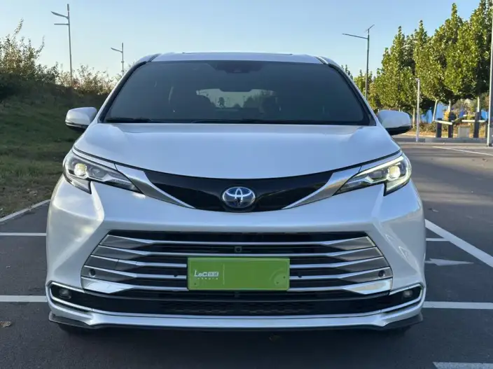 Toyota Sienna 2021 Model 2.5L Hybrid Platinum edition – фото 2