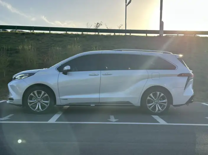 Toyota Sienna 2021 Model 2.5L Hybrid Platinum edition – фото 4