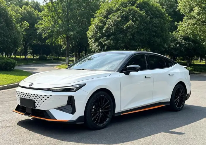 Changan UNI-V 2023 Model 1.5T Sports Edition – фото 1