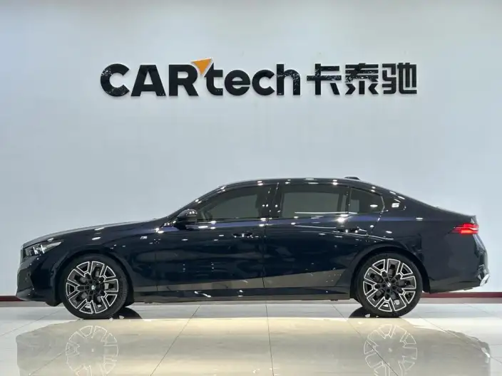 BMW 5 Series 2025 Model 530Li Exclusive Model M Sports Set – фото 4