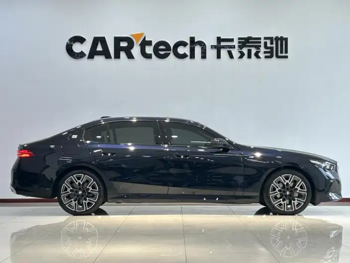 BMW 5 Series 2025 Model 530Li Exclusive Model M Sports Set – фото 8