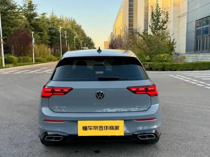 Volkswagen Golf 2023 Model 280TSI DSG R-Line 20th Anniversary Memorial – фото 3