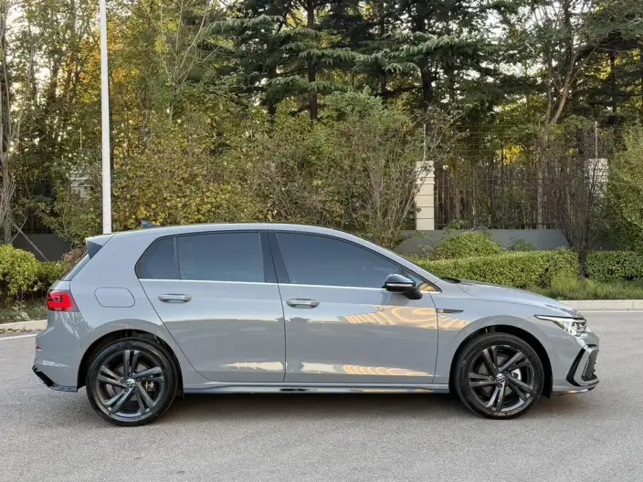 Volkswagen Golf 2023 Model 280TSI DSG R-Line 20th Anniversary Memorial – фото 5