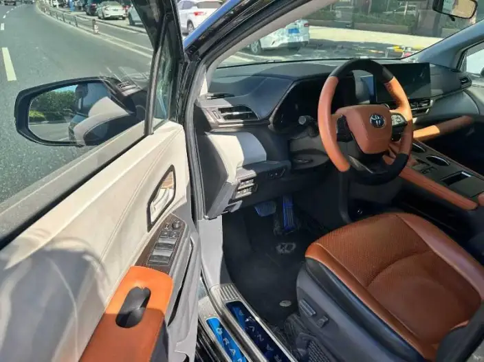 Toyota Sienna 2023 Model Hybrid 2.5L Comfort Edition – фото 8