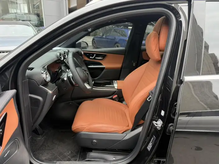 Mercedes-Benz GLC 2023 Model GLC 260 L 4MATIC Luxury Model 5 seat – фото 7