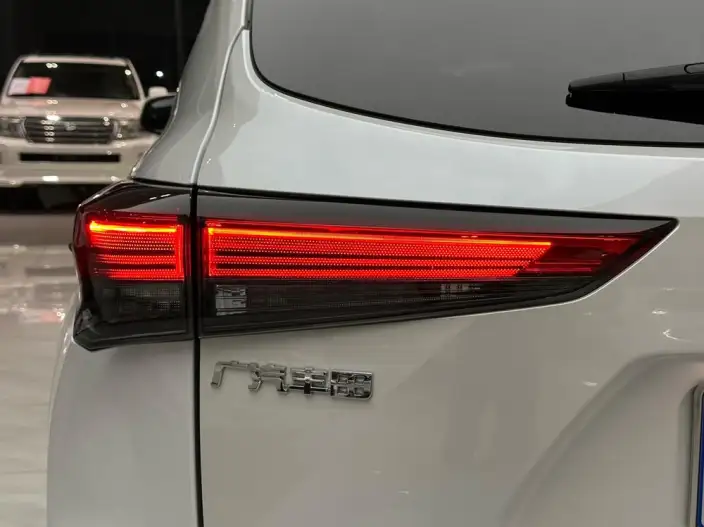 Toyota Highlander 2023 Model Hybrid 2.5L 4WD Premium Edition 7 seat – фото 9