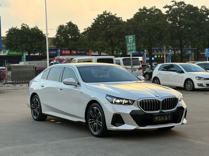 BMW 5 Series 2025 Model 525Li M Sports Set – фото 3