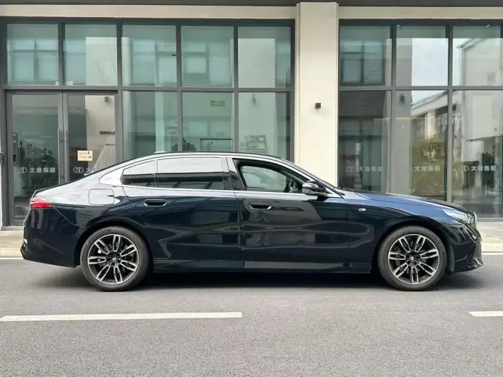 BMW 5 Series 2024 Model 530Li Leading Model M Sports Set – фото 4