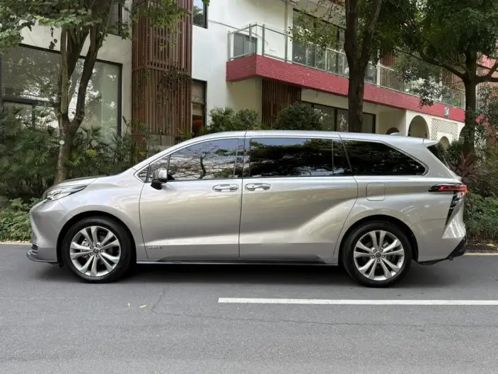 Toyota Sienna 2023 Model Hybrid 2.5L Premium Edition – фото 3