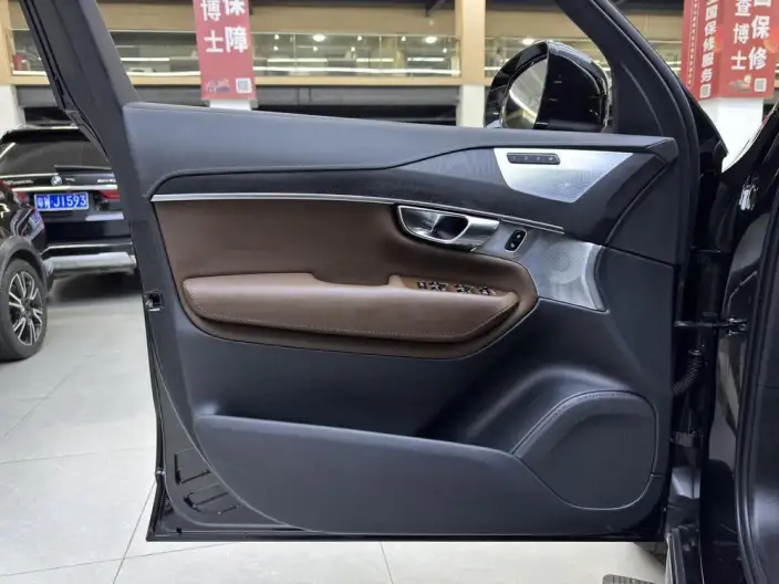 Volvo XC90 PHEV 2022 Model E Drive Hybrid T8 Smart Prestige Deluxe Edition 7 seat – фото 7
