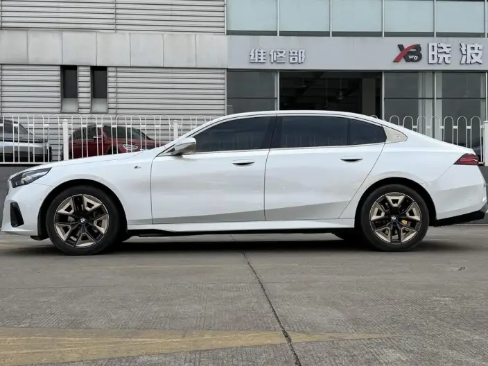 BMW 5 Series 2024 Model 525Li M Sports Set – фото 4