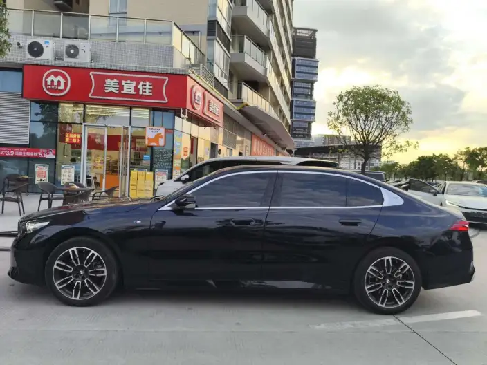 BMW 5 Series 2024 Model 525Li M Sports Set – фото 4