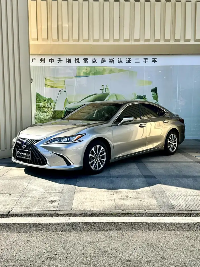 Lexus ES 2022 Model 300h Superior Edition