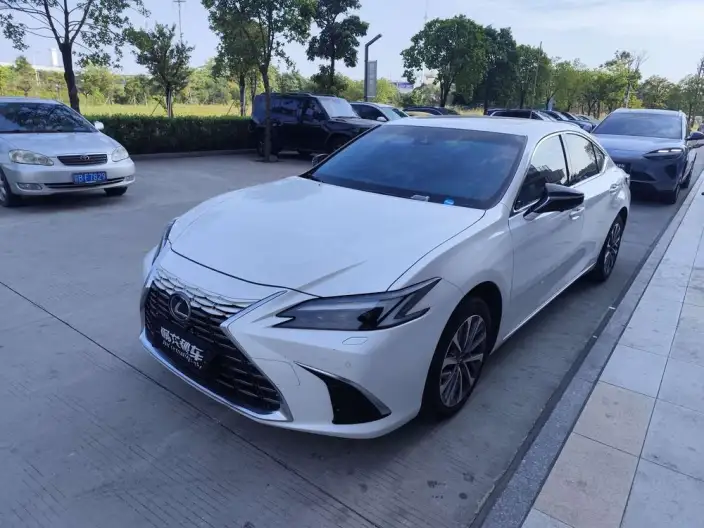 Lexus ES 2025 Model 200 Premium