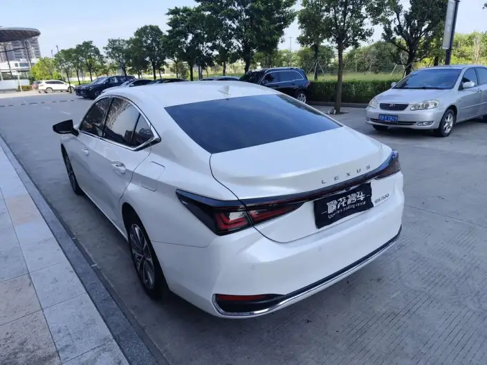Lexus ES 2025 Model 200 Premium