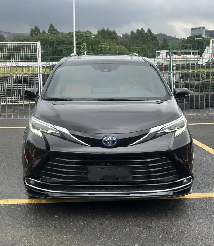 Toyota Sienna 2021 Model 2.5L Hybrid Deluxe Edition – фото 2