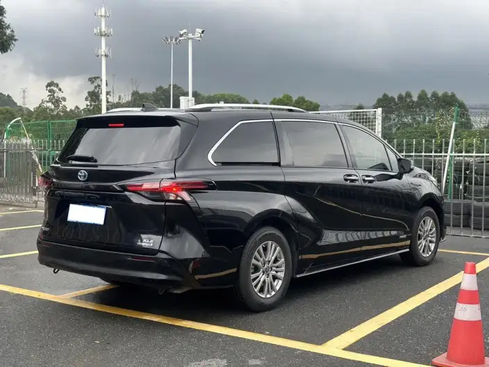 Toyota Sienna 2021 Model 2.5L Hybrid Deluxe Edition – фото 4