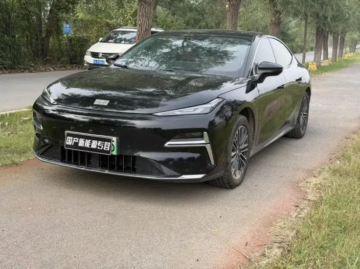 Geely Galaxy E8 PHEV 2025 Model 130km EM-i Premium Edition