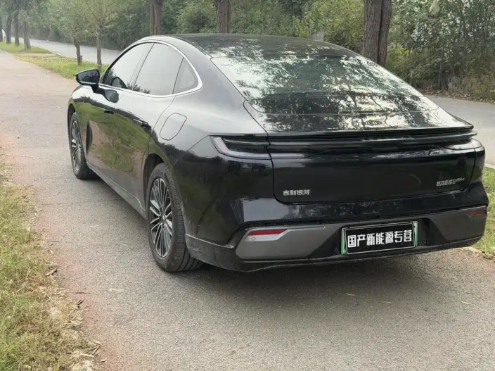 Geely Galaxy E8 PHEV 2025 Model 130km EM-i Premium Edition