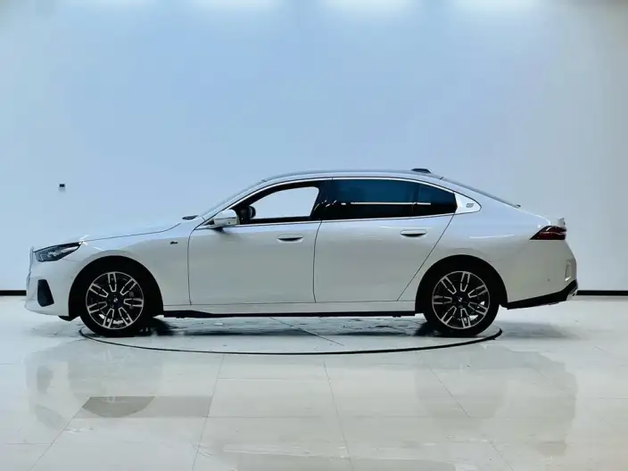 BMW 5 Series 2025 Model 530Li Leading Model M Sports Set – фото 3