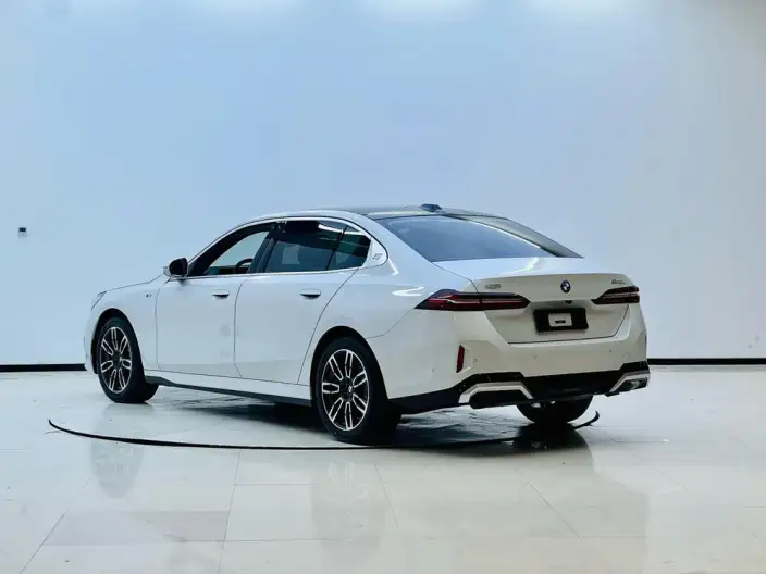 BMW 5 Series 2025 Model 530Li Leading Model M Sports Set – фото 4