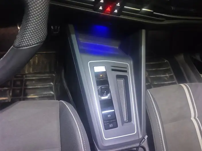Volkswagen Golf 2023 Model 280TSI DSG R-Line Lite – фото 9