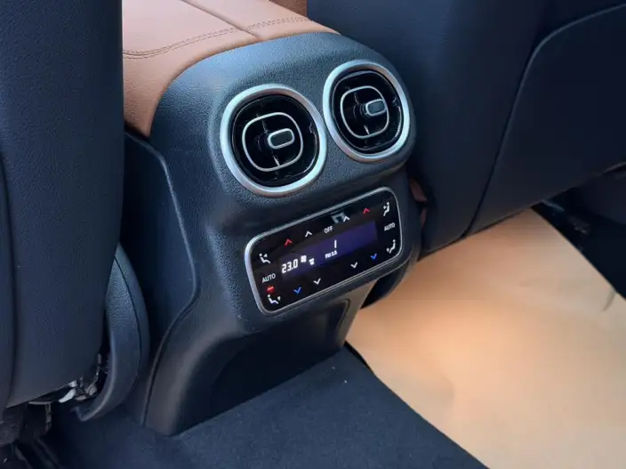 Mercedes-Benz GLC 2023 Model Facelift GLC 260 L 4MATIC Dynamic Model 5 seat – фото 10