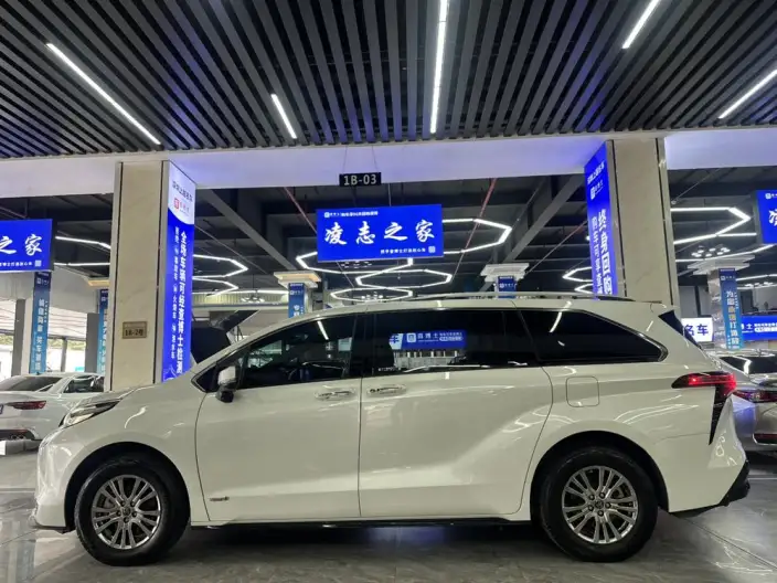 Toyota Sienna 2021 Model 2.5L Hybrid Premium Edition – фото 4