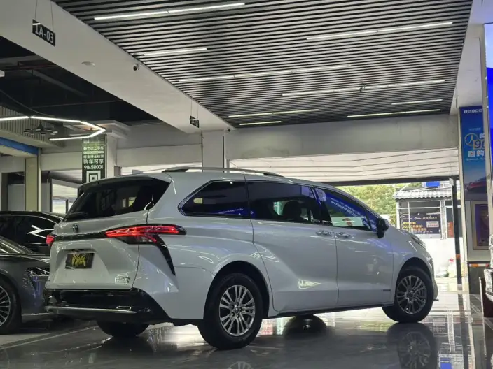 Toyota Sienna 2021 Model 2.5L Hybrid Premium Edition – фото 6