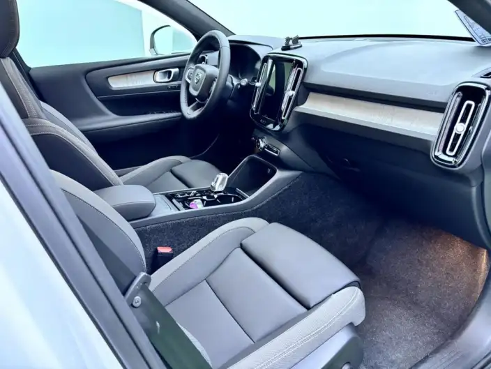 Volvo XC40 2024 Model B3 Smart Range Deluxe Edition – фото 7