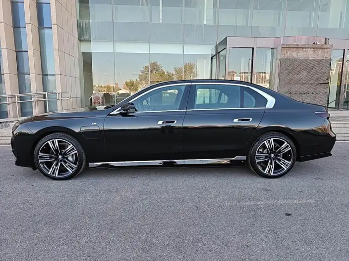 BMW i7 2023 Model eDrive50L Exclusive Model M Sports Set – фото 3