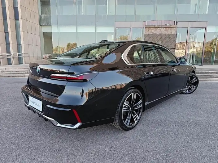BMW i7 2023 Model eDrive50L Exclusive Model M Sports Set – фото 5