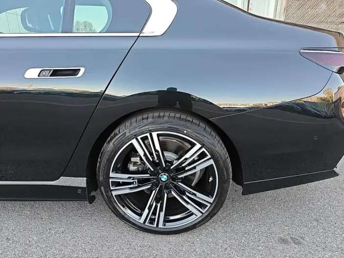 BMW i7 2023 Model eDrive50L Exclusive Model M Sports Set – фото 9