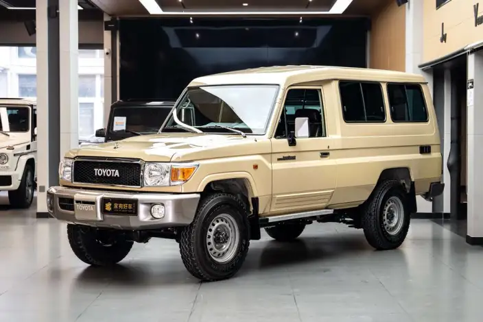 Land Cruiser (import 2023 Model 4.0L Manual 4WD 5 seat Parallel Imported – фото 1