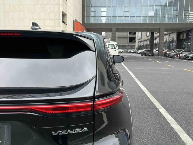Venza 2022 2.0L CVT 2WD Luxury – фото 14