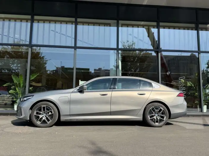 BMW i5 2024 Model eDrive35L Luxury Set – фото 3