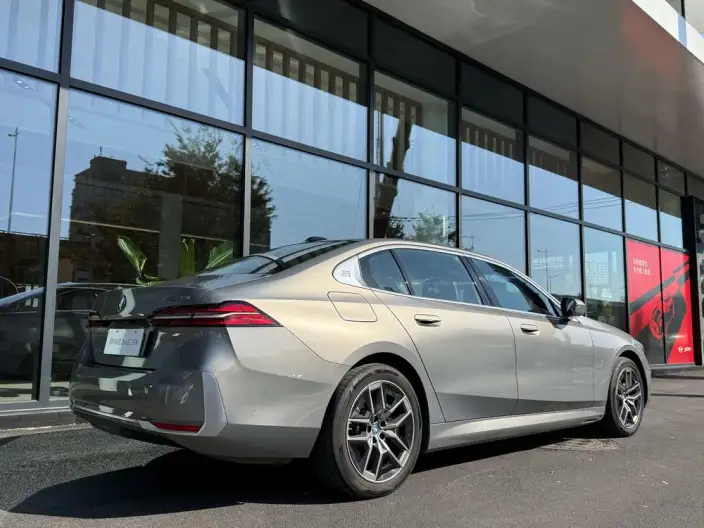 BMW i5 2024 Model eDrive35L Luxury Set – фото 5