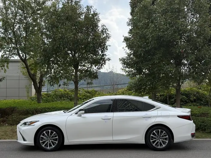 Lexus ES 2022 Model 300h Superior Edition